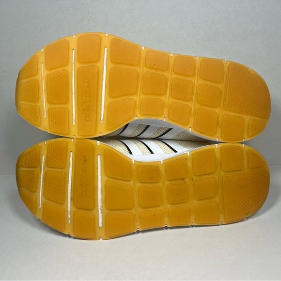 Adidas Swift Run X Wonder Cream
White Size 9 2021 - Picture 5 of 7